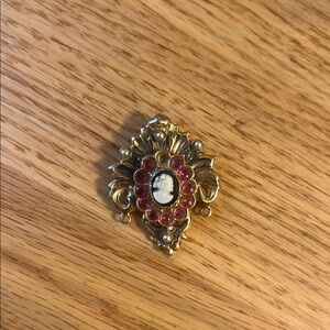 HP🎉🎉Elegant vintage  Cameo Brooch